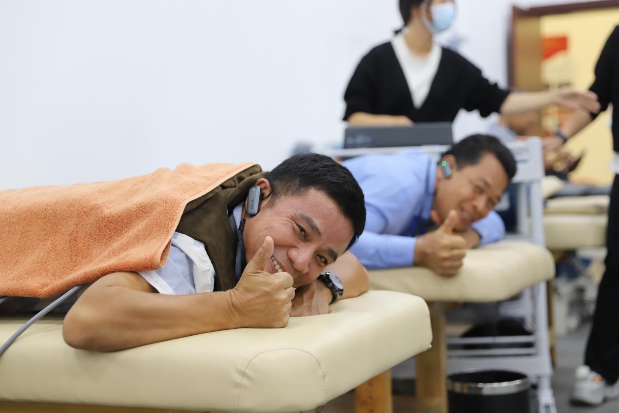 https, 在游泳馆内, 事讲给更多 https, 在游泳馆内, 事讲给更多