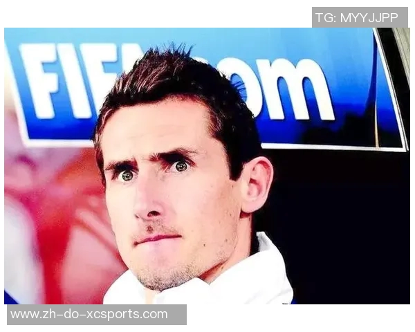 带胡子的足球球星侧脸照片展现浓烈个性与独特魅力,球场内外的经典瞬间